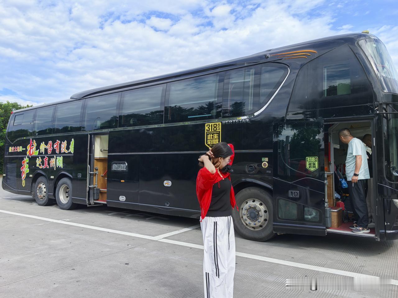 坐大巴去西藏，虽然路途时间长，但座位很宽敞，可躺可坐，不会觉得特别累