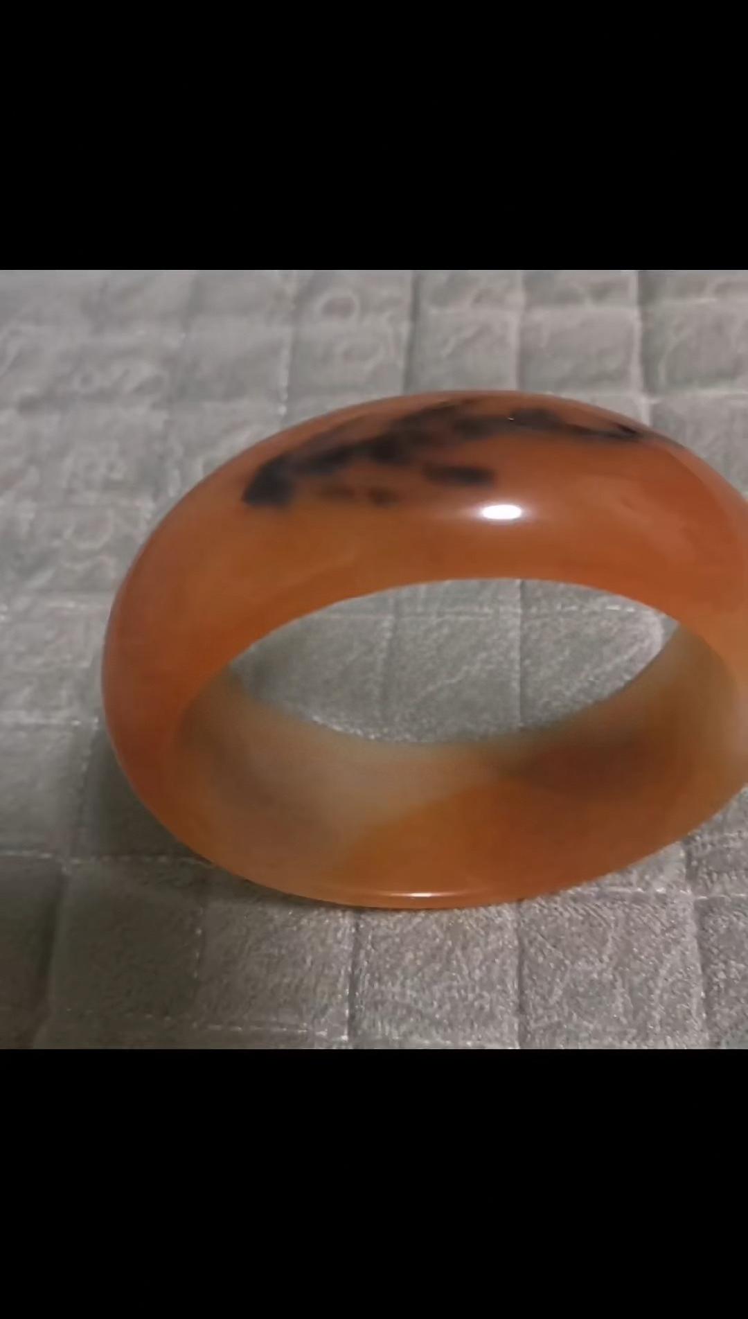 我收藏的石头（4）：包裹着水草的黄龙玉手镯。
     包裹着水草化石的黄龙玉手