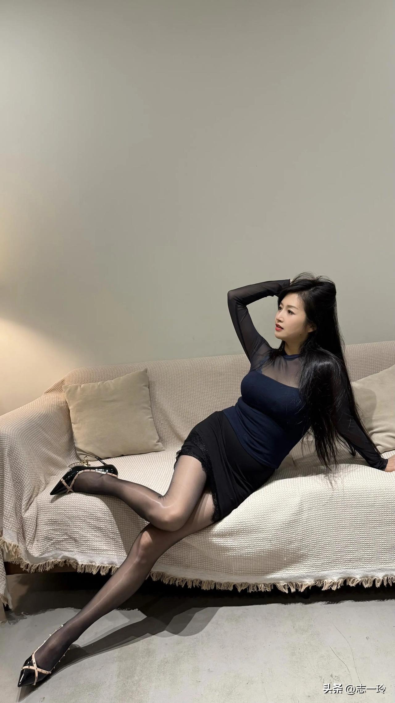 优雅黑裙，尽显迷人气质！👗💃🏻