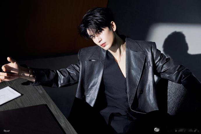 张凌赫 daddy级别说张凌赫是daddy级别也太贴切了吧！他一举一动都特别帅，