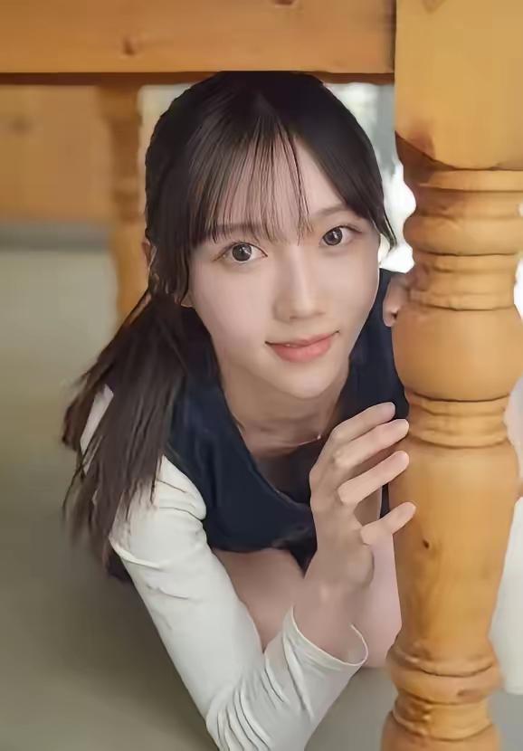 “少女心满满，躲在桌子下偷看”😊📸 少女的感满满 宅家少女感 少女卧室照