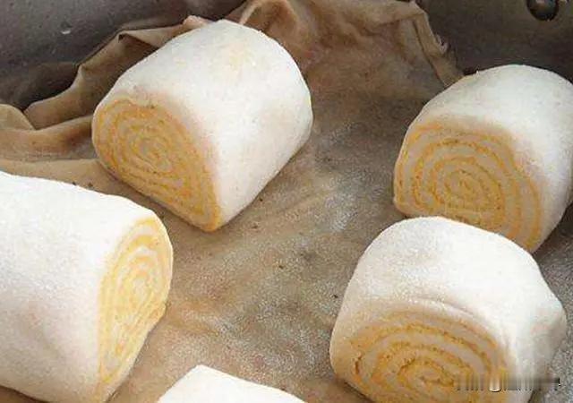 平凉的“金裹银”和“肉夹馍”
        金裹银是陇东传统粗粮细作馍，白面为