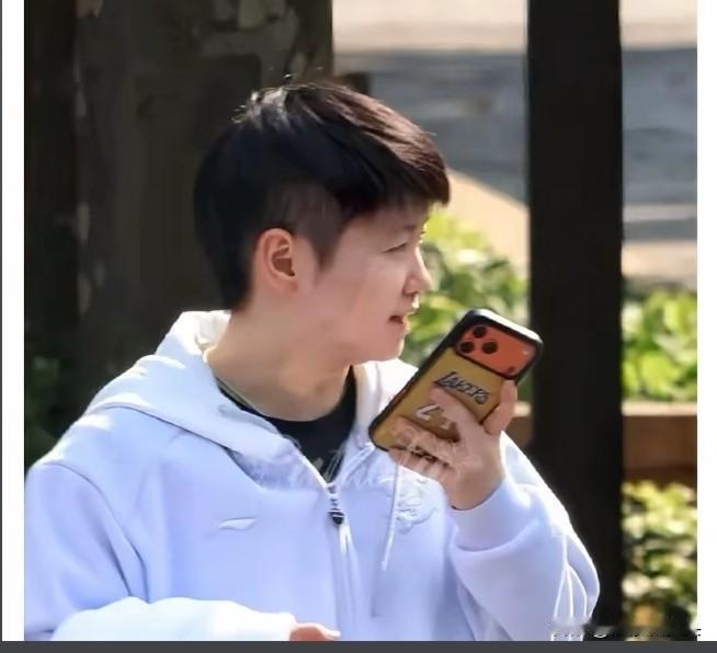 “中国科比”孙颖莎！去洛杉矶把梦想照进现实！10.3莎莎一张打电话的照片在网络上