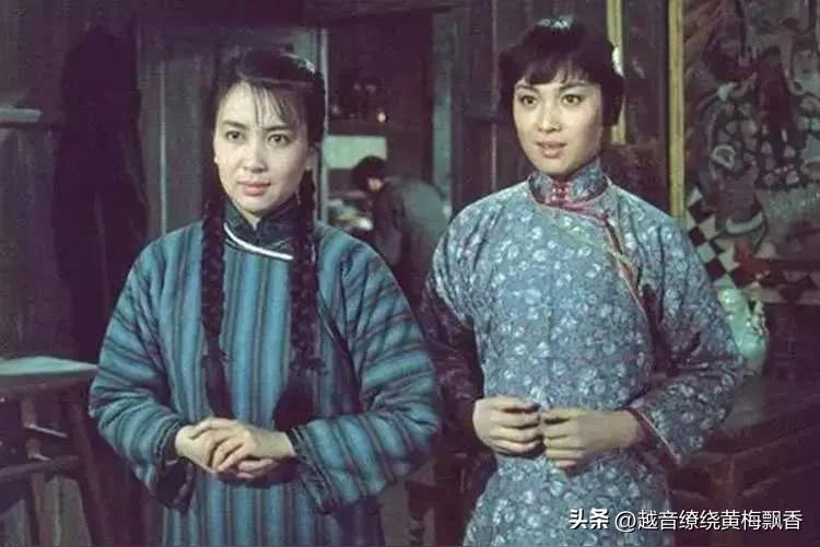 在这个纸醉金迷的城市里，她们遭遇了重重困境和诱惑。邢月红逐渐被名利蒙蔽了双眼，为