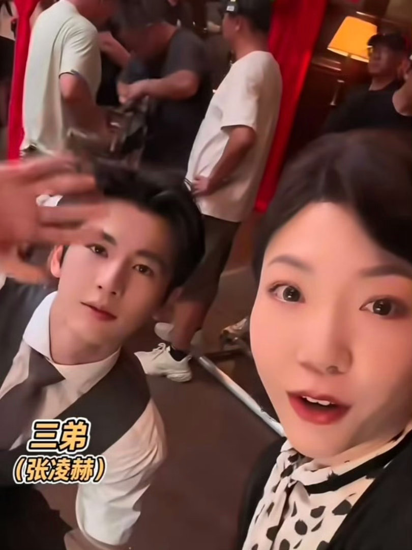 张凌赫成吴莫愁铁粉了《这一秒过火》塑造出张力十足的姐弟对手戏，戏外两人轻松相处，