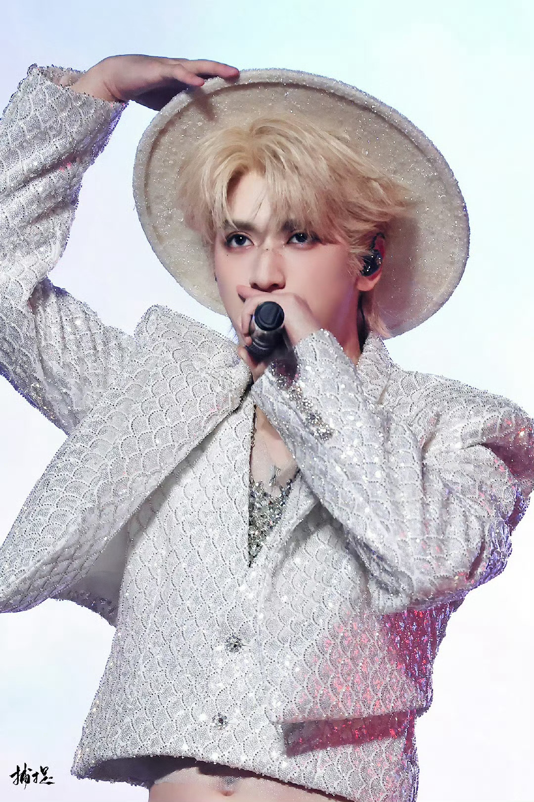 严浩翔SHAKE舞台严浩翔戴帽子抬眼 谁能不为严浩翔啄米！！