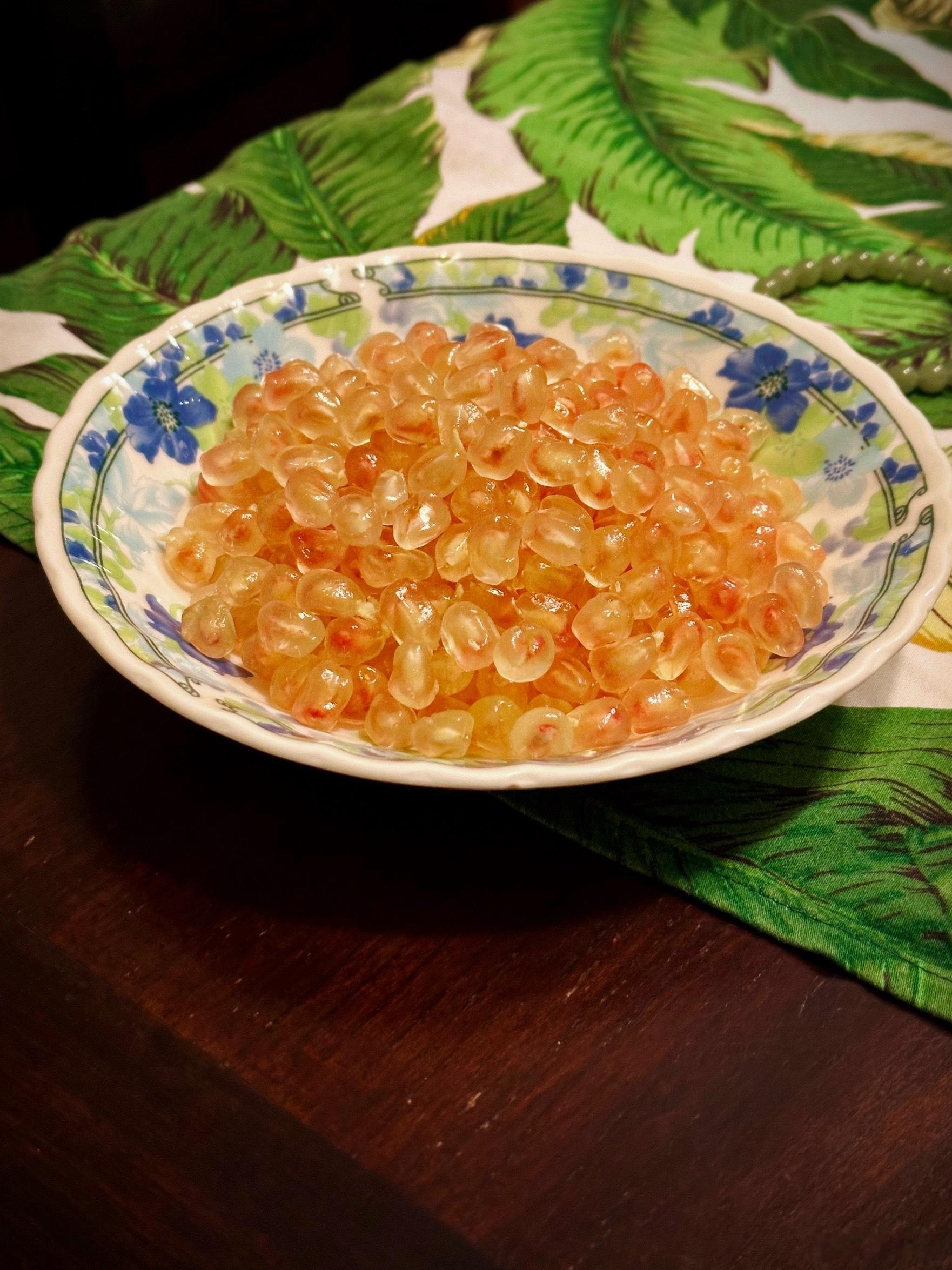 这个蒙自老树石榴，剥出的石榴籽有时比较红艳如宝石，有时是淡淡粉红如粉晶。颜色差异