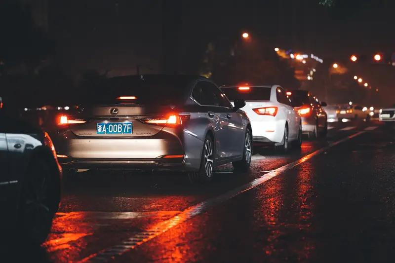 2025 年冬天那场大雪，有位车主粗心忘了关车窗，车眼看就要被雪填满。这时一个路