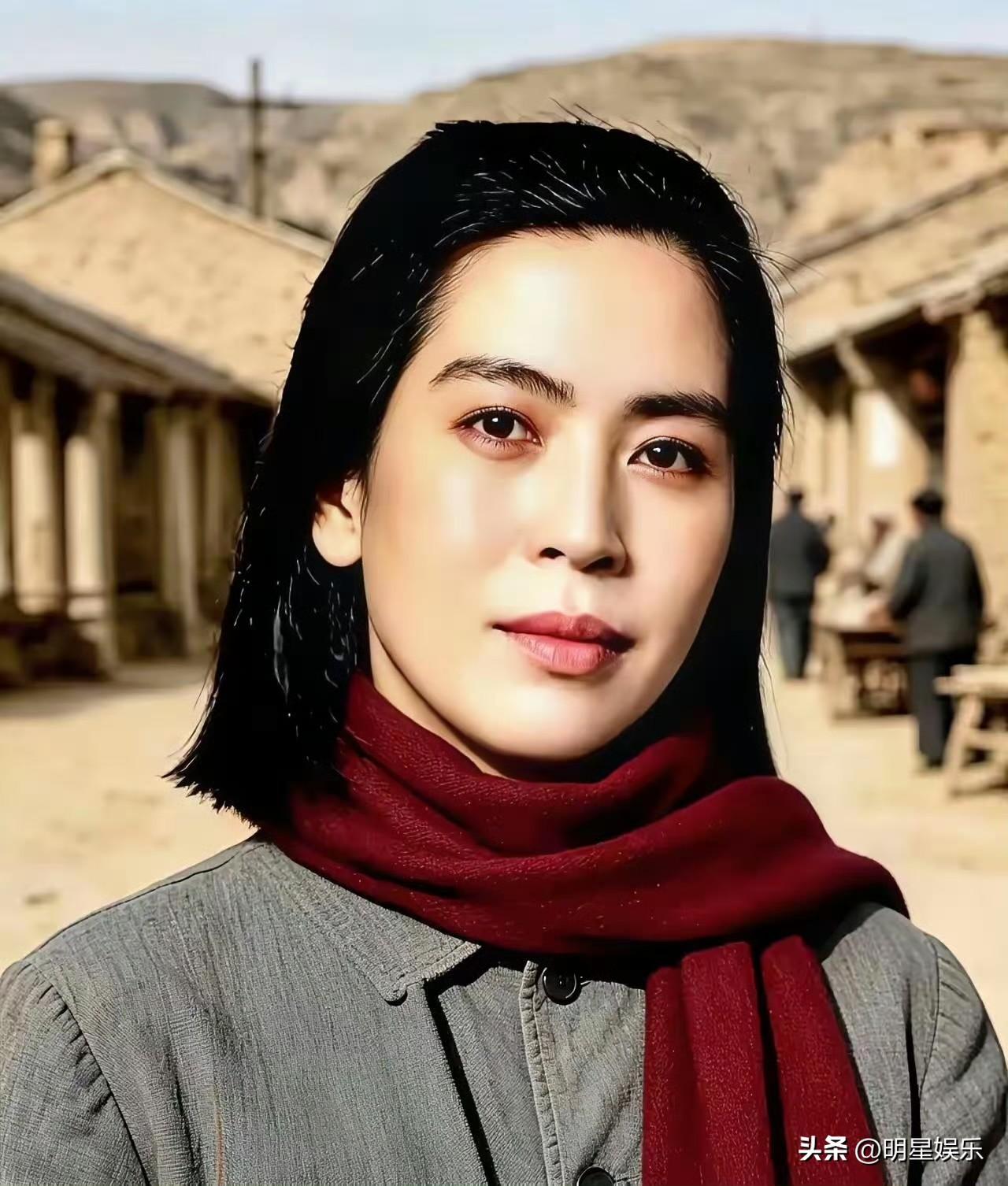 贺子珍是红军中最美的一位女神，个子高挑，瓜子脸两只大眼睛，出名的永新＂一枝花＂，