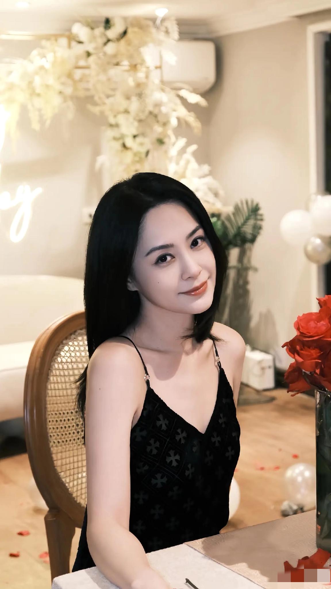 45岁阿娇晒出生日照，简直就像吃了防腐剂一般。她那清冷的颜值，一下子让人梦回巅峰