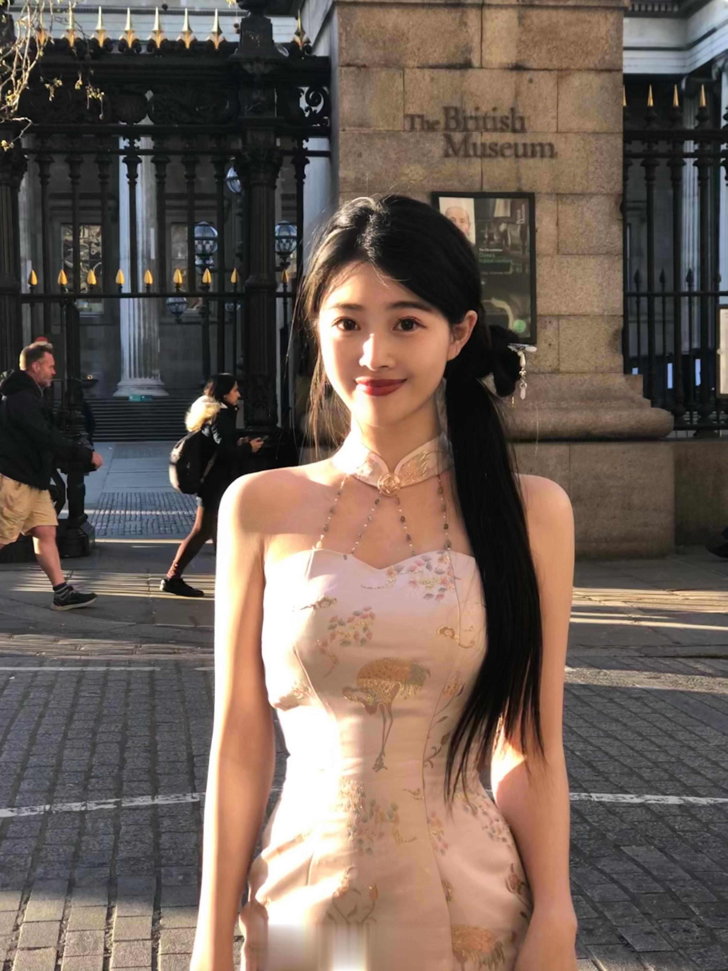 穿旗袍参观大英博物馆 成就达成✓一次东方美学和西方建筑的文化碰撞  ​​​