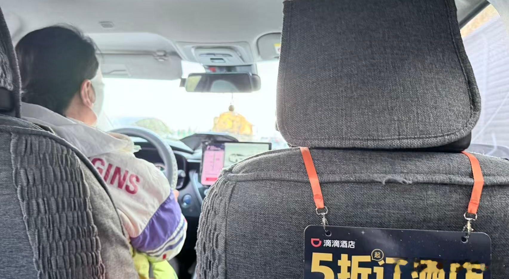 打了辆卡罗拉双擎，司机说这车租金3600块一个月，比以前降了不少，没办法，现在的