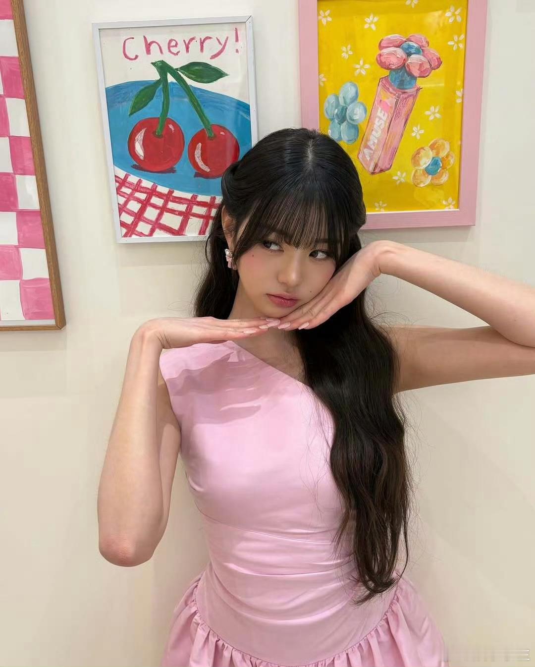 张元英[超话] 粉色系的仙女，我见犹怜，简直就是天生的爱豆[爱慕] ​​​