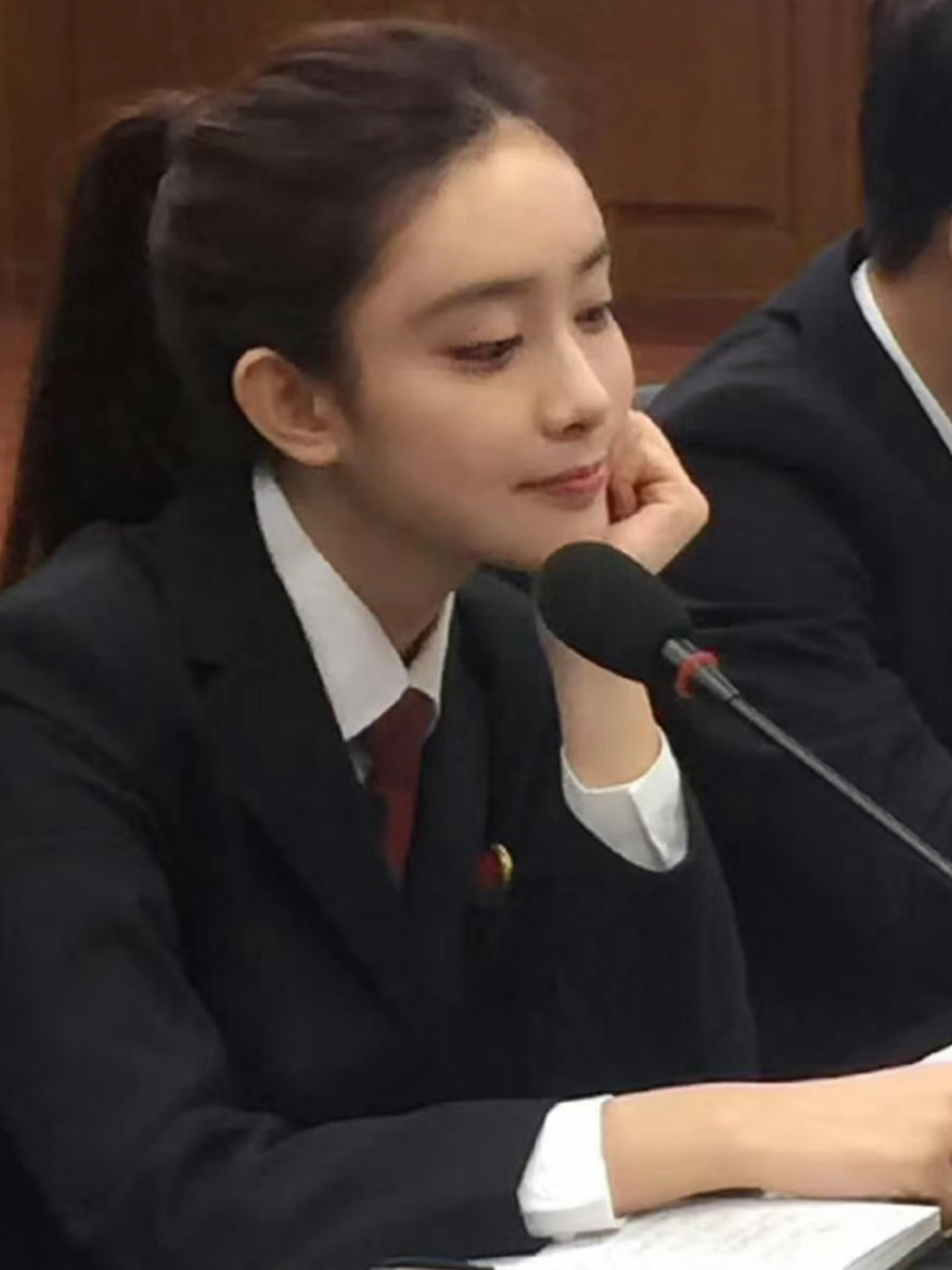 终于理解为什么会有迪幂孟扎了孟姐早期真的有种归国高材生千金的感觉大大方方的，这原