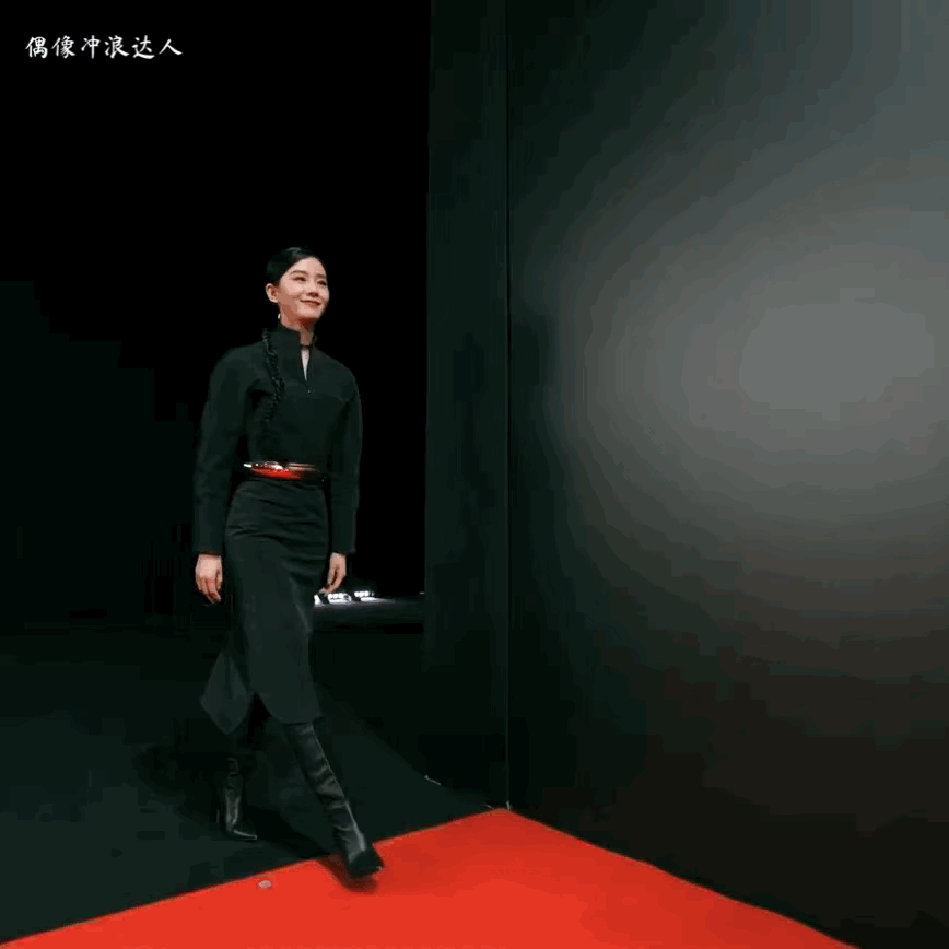 刘诗诗总是端着走路不松弛看着很累，现在穿衣不是越来越追求松弛感么？杨幂看起来自然