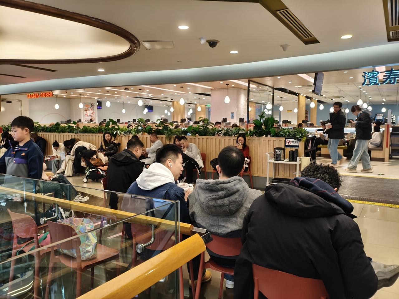 北京蓝色港湾的滨寿司，吃起来很有情调，小盘寿司基本是2个装，价位在8到15元不等