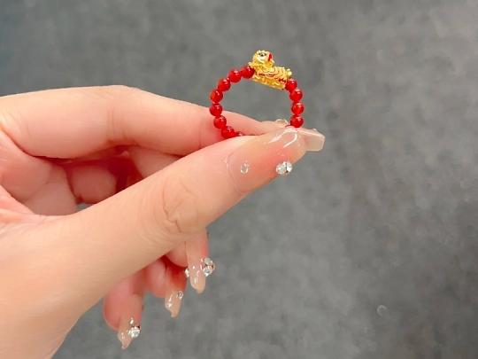 被这枚18K金小狮子戒指拿捏了！上手显白又高级，越戴越上头
 
前段时间无意间刷