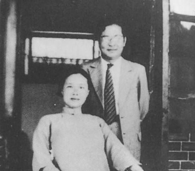 1969年，吴晗去世，装载其遗体的汽车随着腾起的滚滚尘土疾驶而去，吴彰和吴小彦都