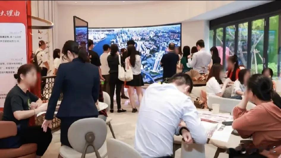 据报道广州深圳的楼盘营销部竟然挤满购房的市民，新一波购房潮涌现，房价止跌回稳可期