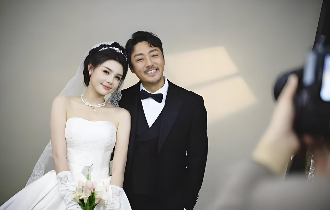 4月11日，演员赵达正式向公众宣布了他与杨小夕的婚讯，两人共同分享了甜蜜的结婚照