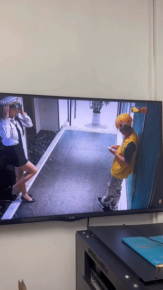 女人主动去骚扰男人算不算违法？
看起来好像并没有这样的法律依据吧！骚扰