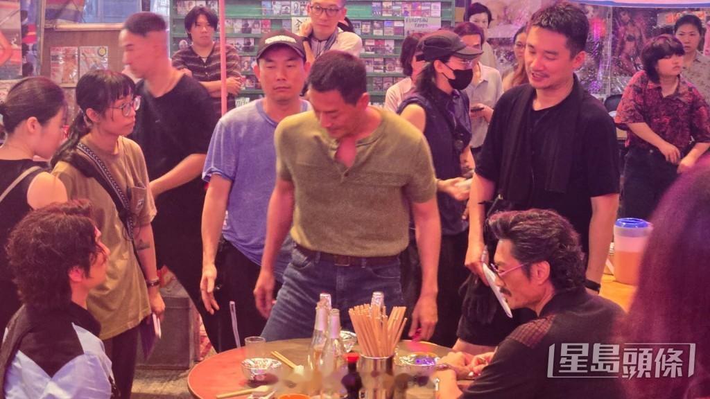 《九龙城寨之终章》庙街深夜拍摄突发意外，替身凌空飞腿误伤演员送院；林峰、刘俊谦、