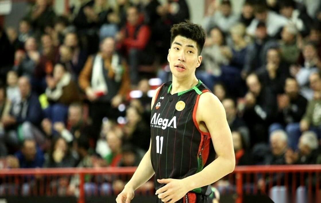 哨声一响，屏幕上死死钉着79-88！拉科鲁尼亚的球迷在对面山呼海啸，而埃斯特拉主