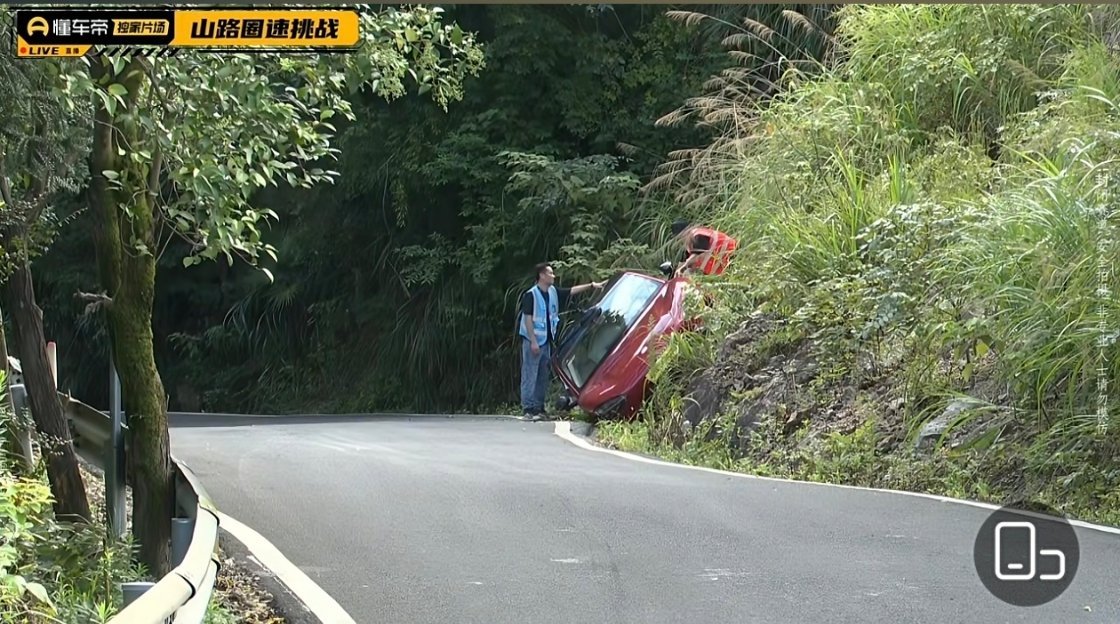 懂车帝直播跑山车手险翻车看完整录像，我来猜测一下原因哈：出发就挂着P档，然后喊开