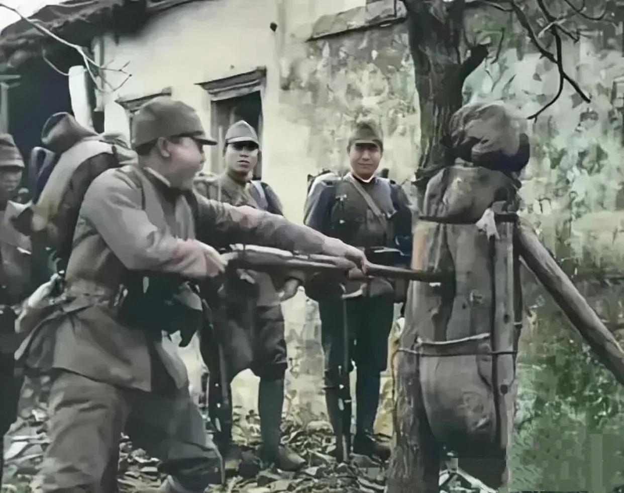 1942年，赵培宪被俘，日军拿他练刺杀，突然他摸到了裤腰带，而且有点松，顿时，他