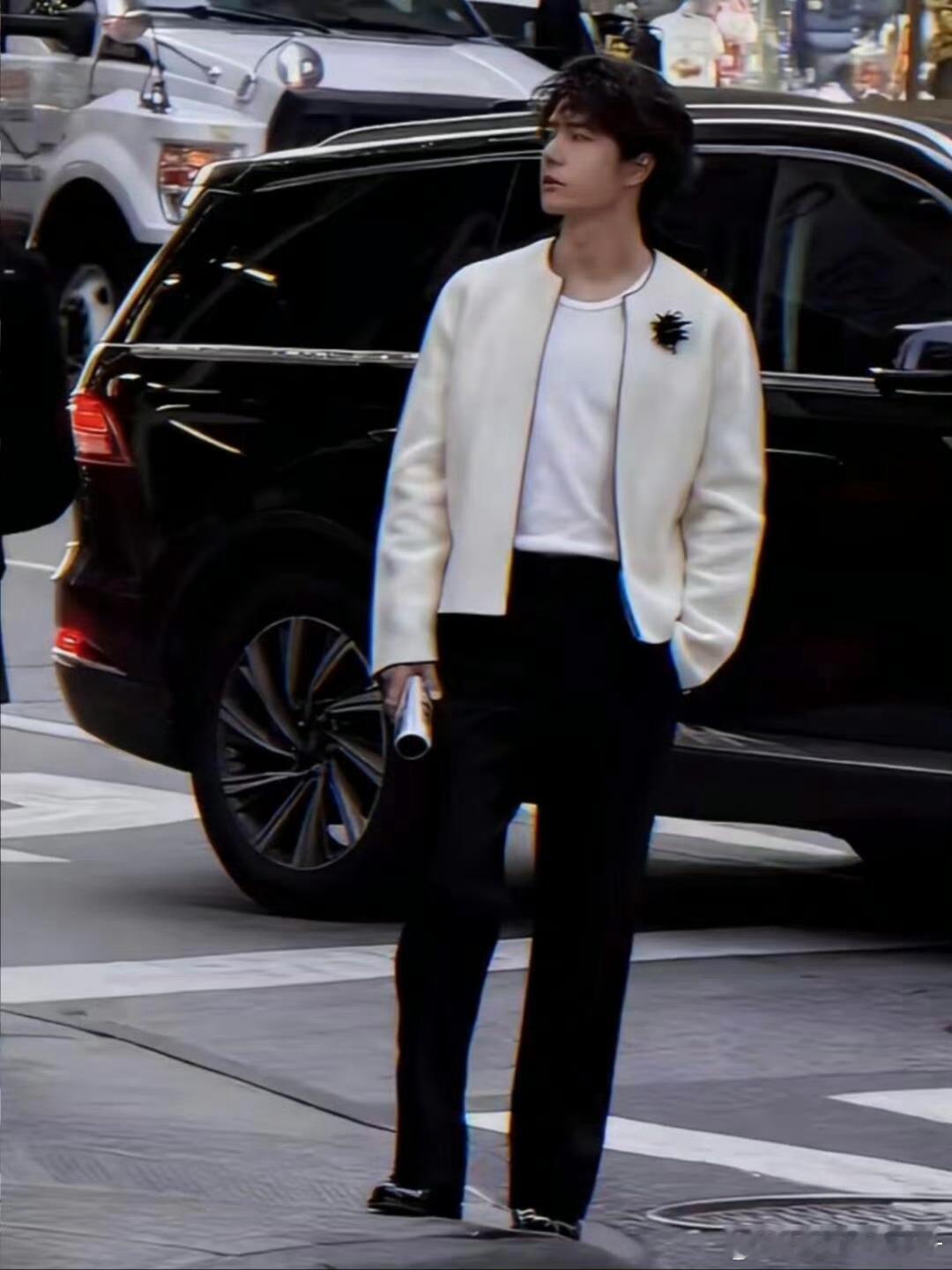 王一博王一博 纽约王一博这是把纽约当T台了？每一步都踩在审美点上，建议直接原地出