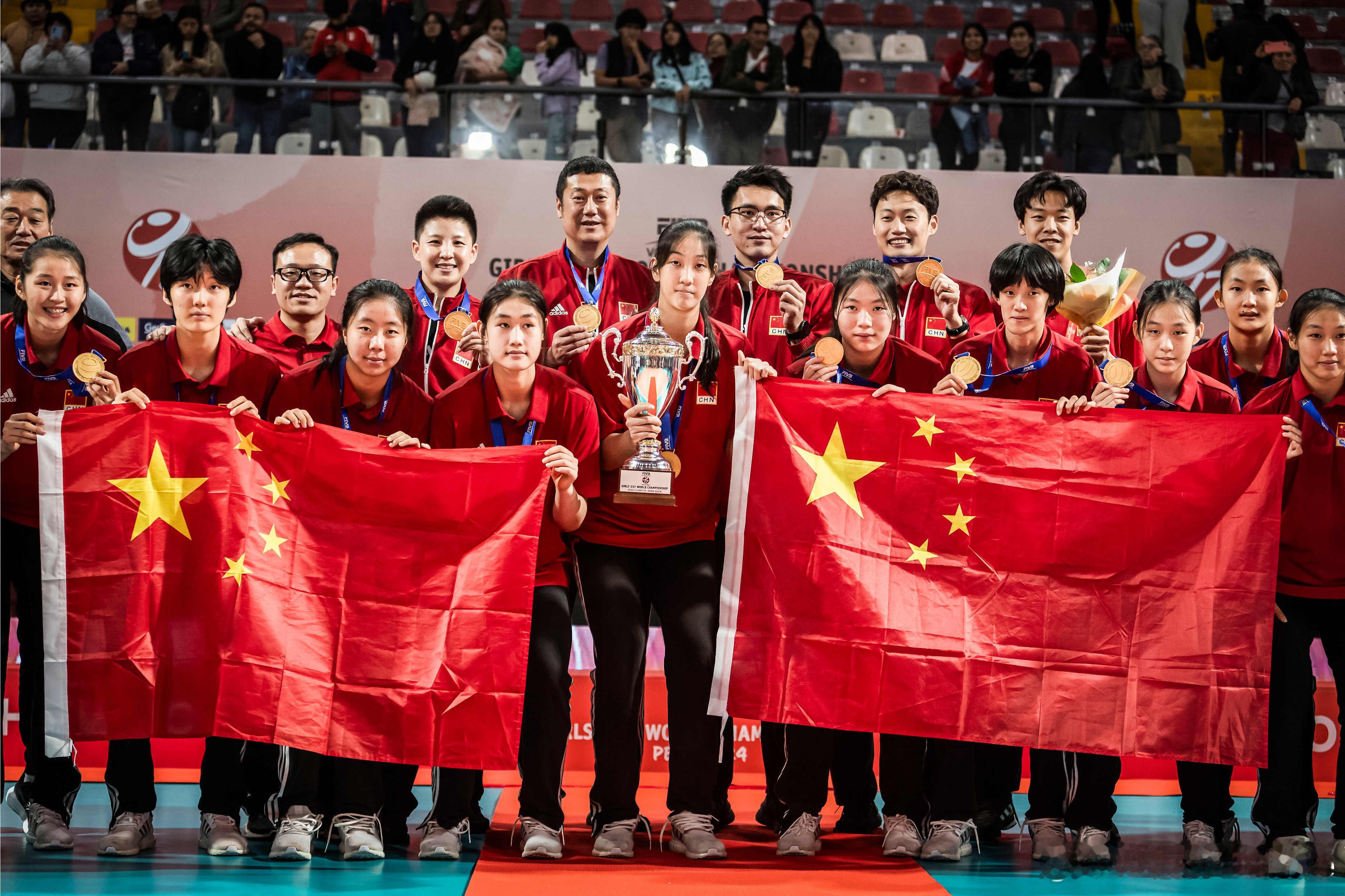 #u17中国女排世锦赛夺冠# #u17中国女排3比0日本女排# 红色让今晚如此美