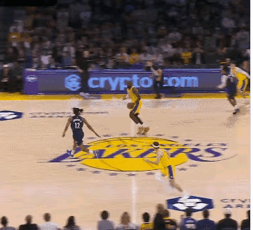 这一球很有功底，詹姆斯真应该感谢里夫斯:
詹姆斯持球过中场后，2打1助攻里夫斯，