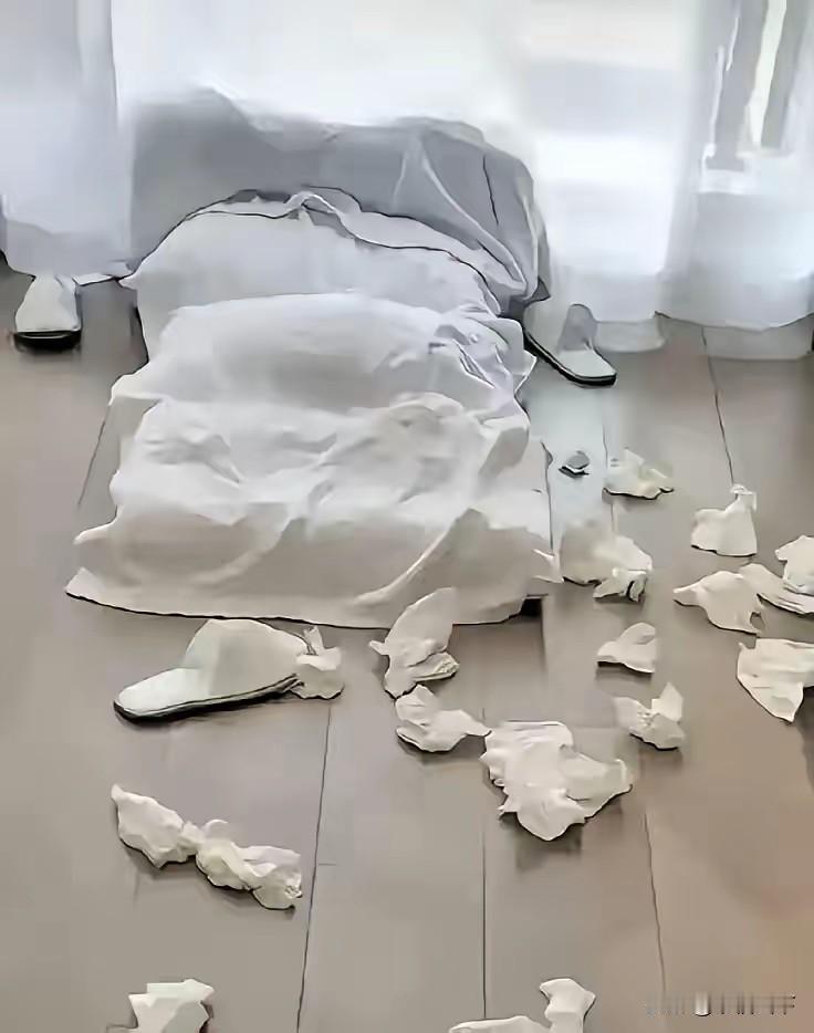 三男一女开四小时钟点房，退房后屋里乱得像被龙卷风扫过！保洁刘姐拍视频吐槽，干了十