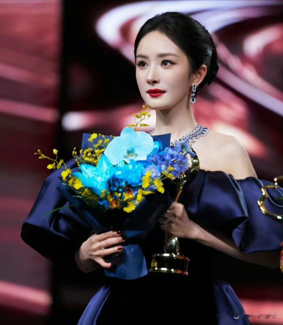 被冤枉还不发脾气，
才是真的狠人！
微博之夜杨幂被贴错名牌，
莫名其妙背上“抢C