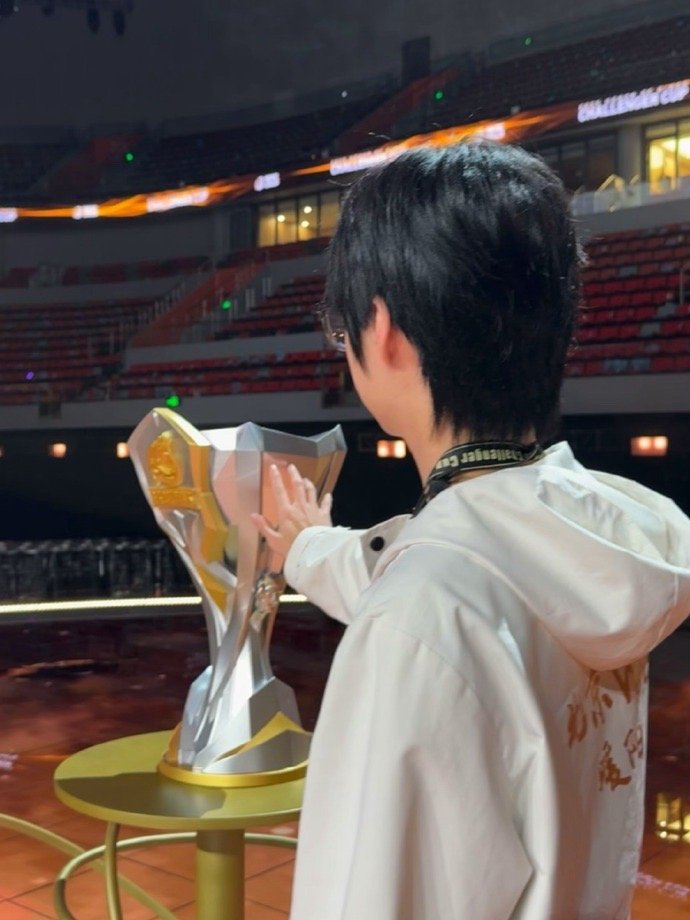 暖阳铠FMVP皮肤 暖阳选择铠作为FMVP皮肤英雄，果然是把铠的锋芒发挥到极致的