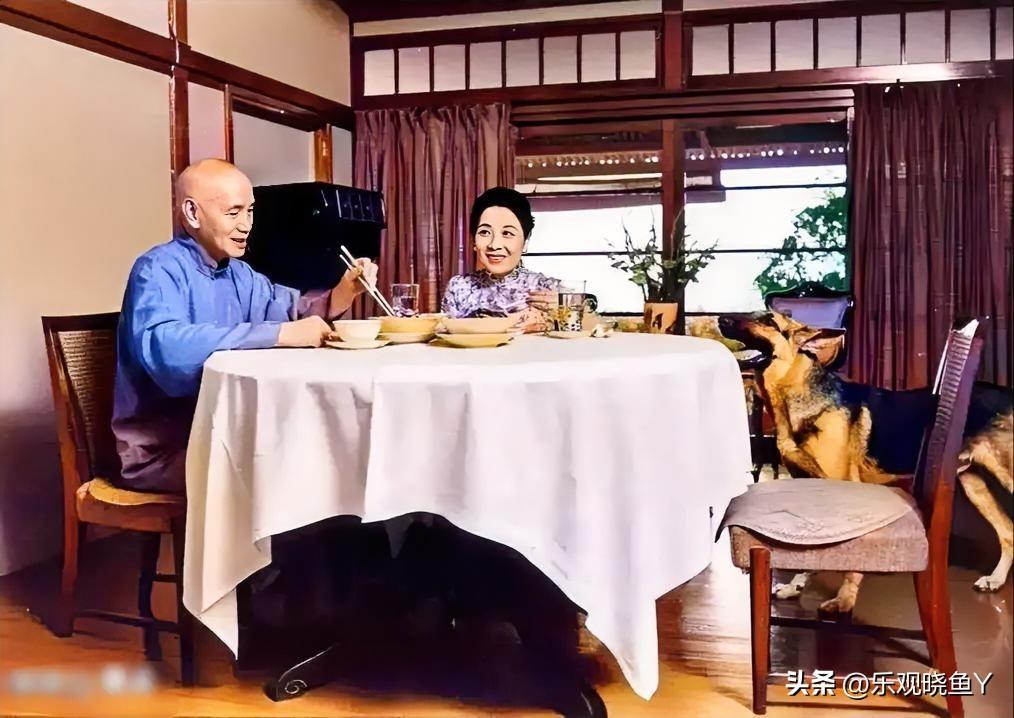 这是蒋中正与夫人宋美龄在家中用餐时的一张老照片，拍摄于上世纪六十年代初，这可不是