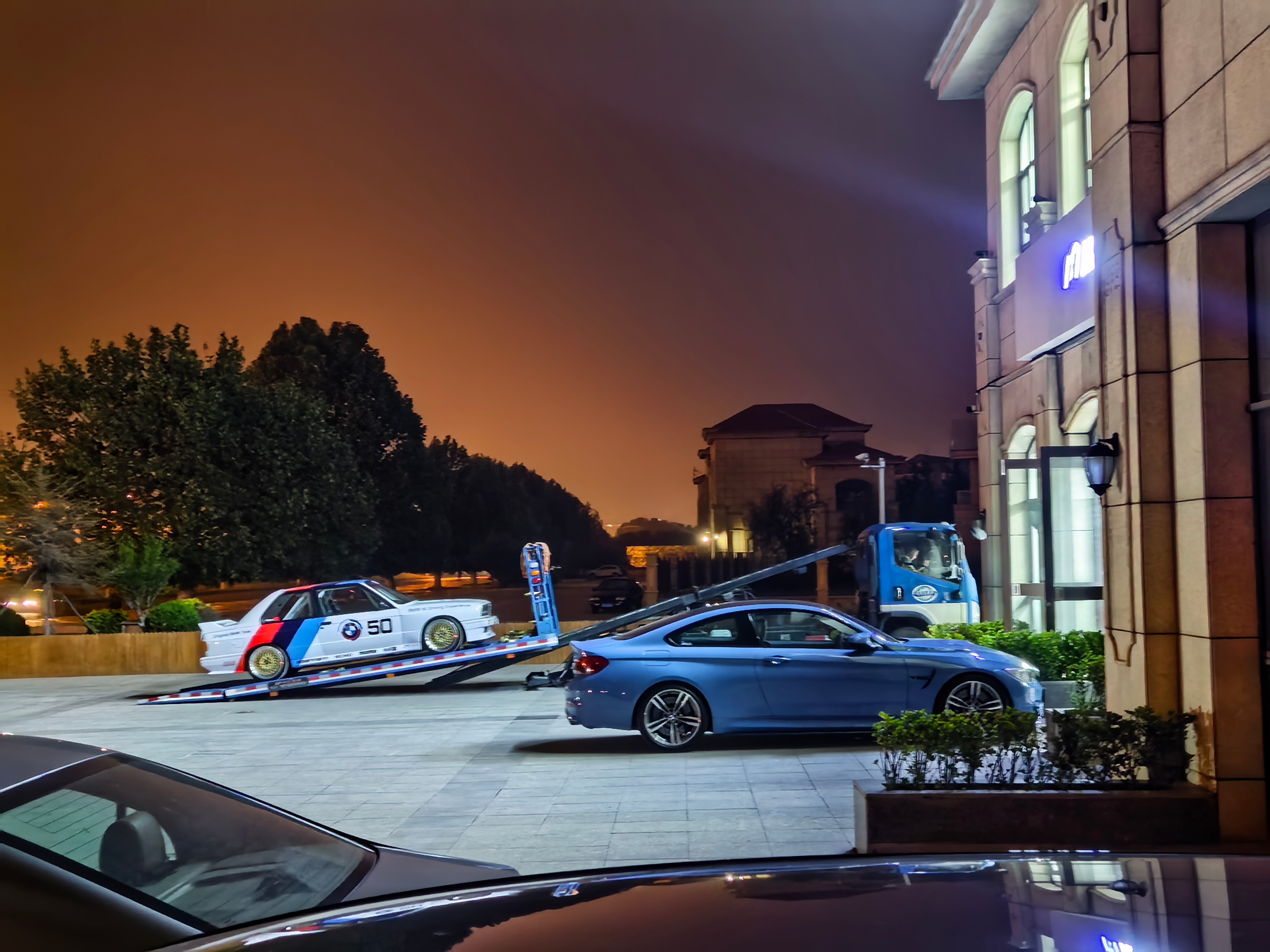 说到情怀车，其实我对什么 E46 旅行啊，R36 啊，甚至 W211 四眼奔驰啊