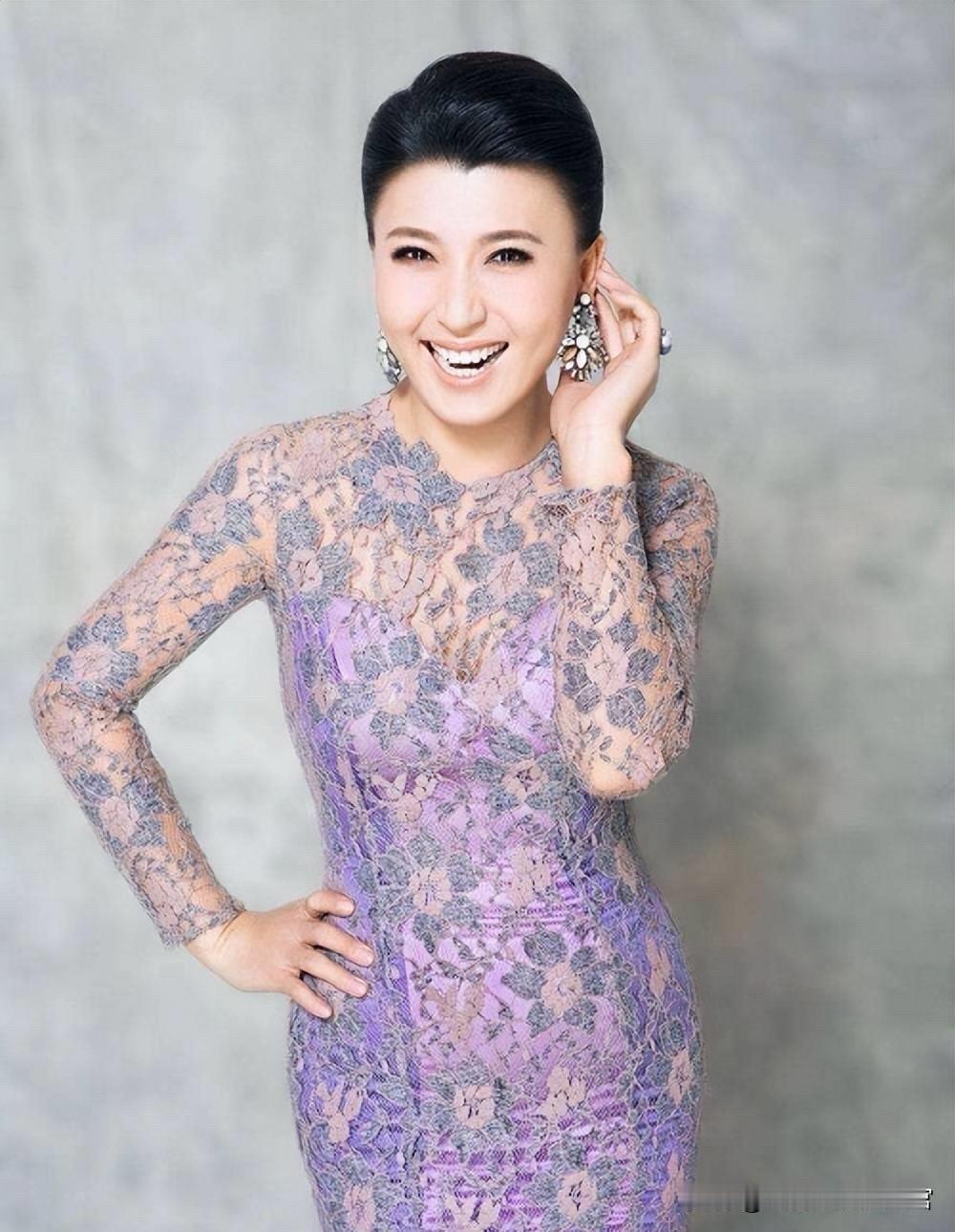 “国民媳妇”被拉下神坛，昔日铁粉都成酸黄瓜
这年头哭穷都能哭出优越感来，也是绝了