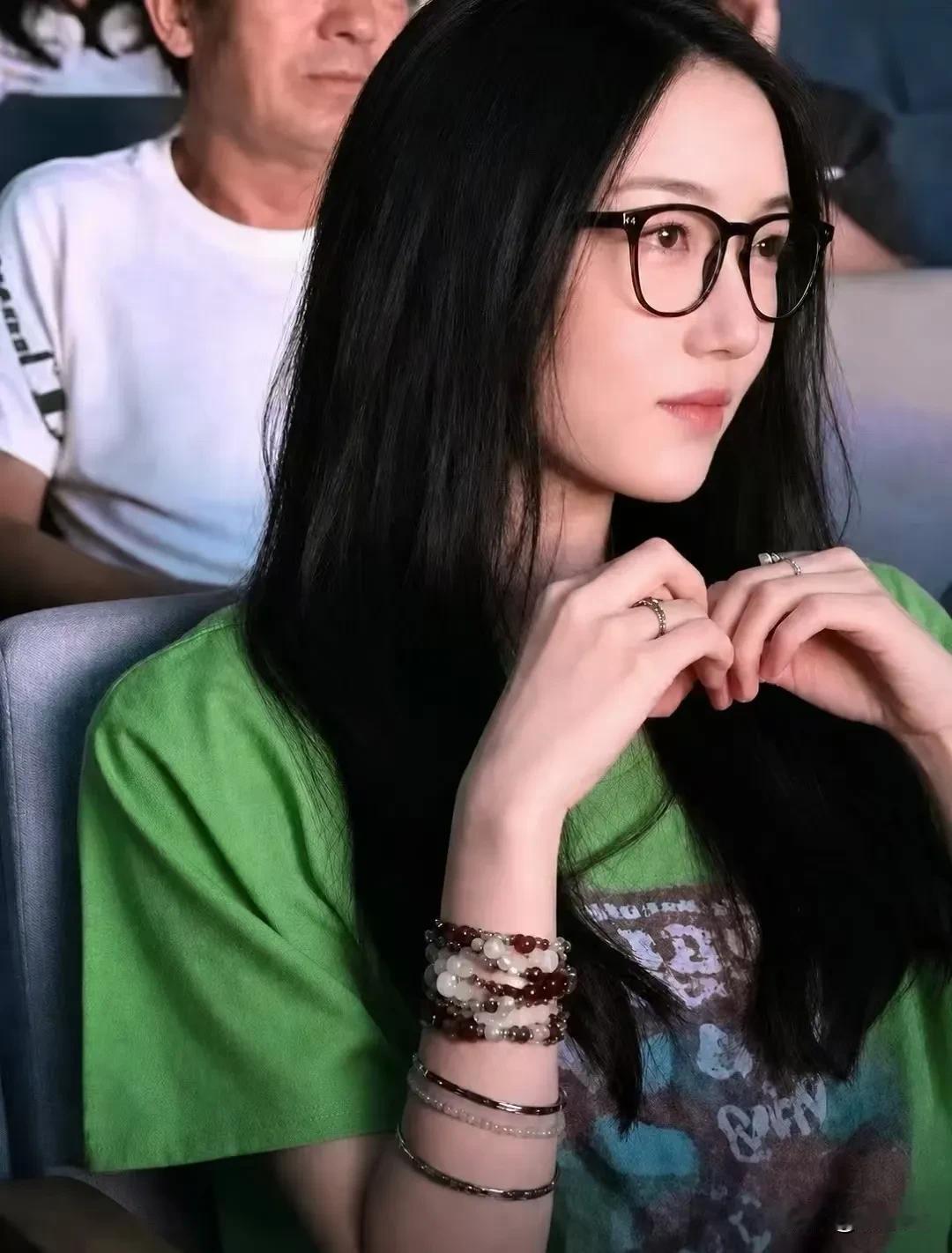 李嫣近照曝光！
近日，李嫣回国参加嫣然天使慈善基金活动，比以前漂亮不少。女大十八
