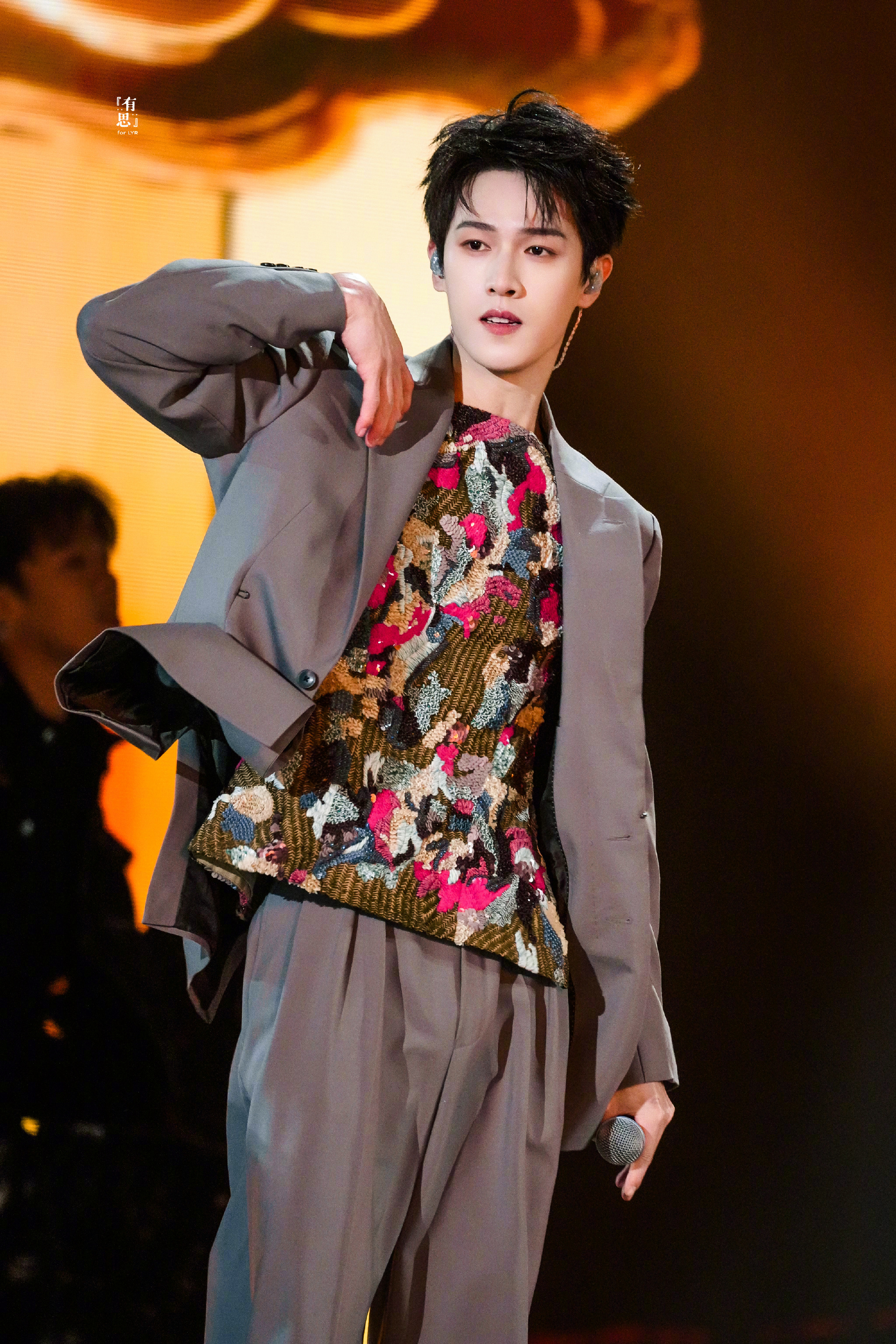 #晚安咪语##李昀锐这段完播率100%# 一上舞台自动切换爱豆模式，就这个全能A