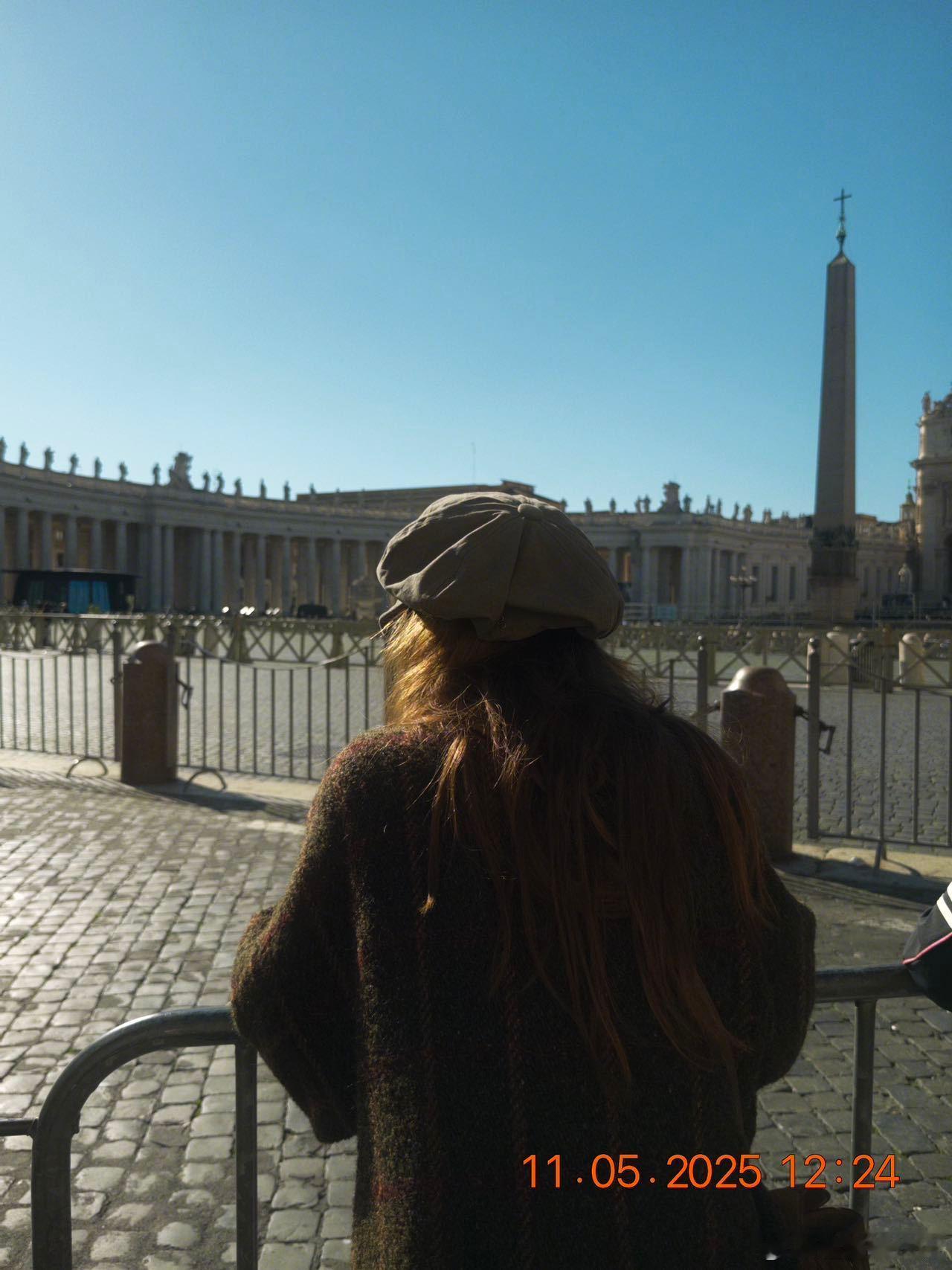 看到金晨的笑容，就像春风拂过脸庞，瞬间让人心情大好。她不仅仅是美丽，更是那种让人