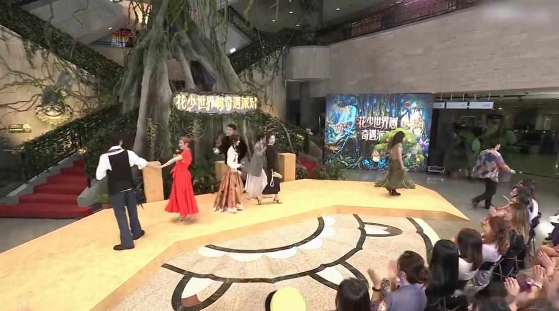 邓为吴君如突然跳起舞来花儿与少年花少博物馆直播本来安安静静逛博物馆，下一秒邓为和