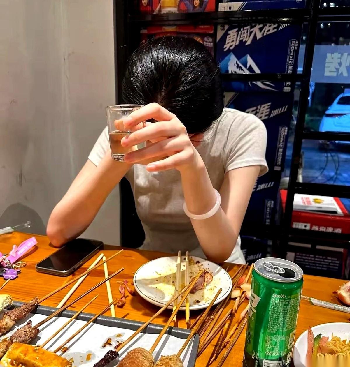 那天在街上，我又看见她了。
人来人往的，但我还是一眼就认出了她。1米73的个儿，