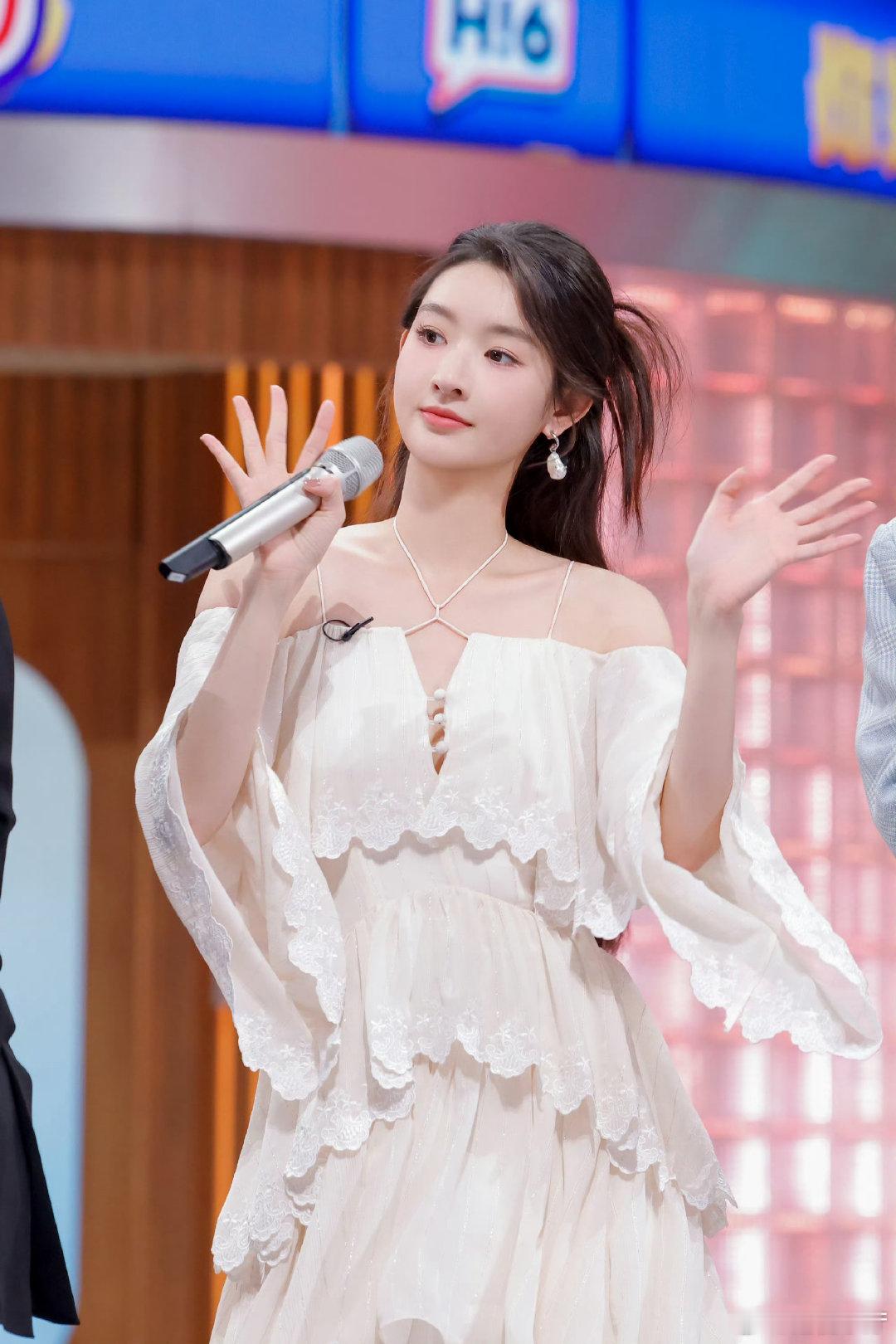 王安宇王玉雯随地大小演你好星期六爬坡时随性自在，演隐秘情侣时含蓄又暧昧，王安宇王