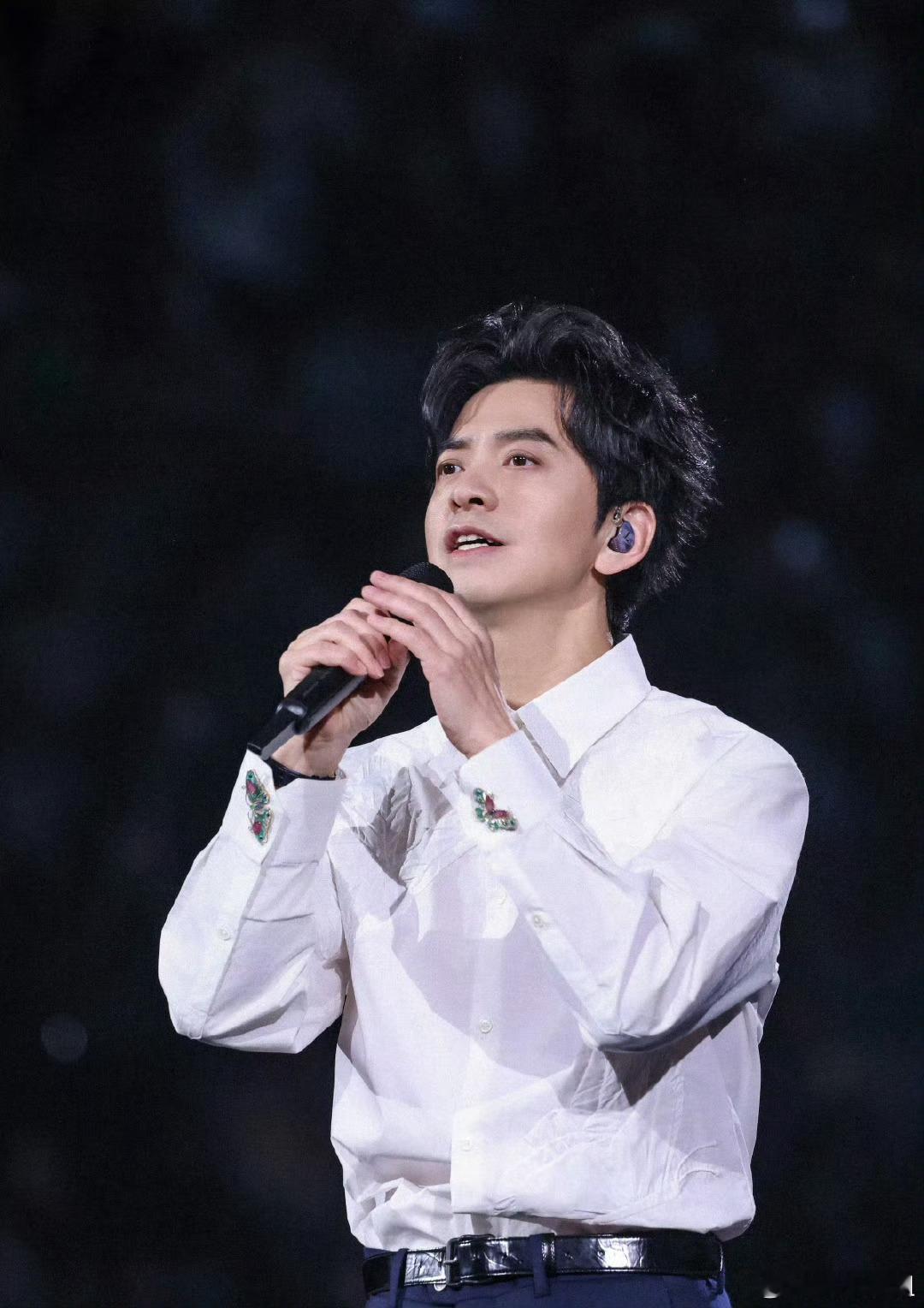 李健 媚眼抛给瞎子看李健老师的可爱我才后知后觉这波纯属是媚眼抛给瞎子看了，不过没