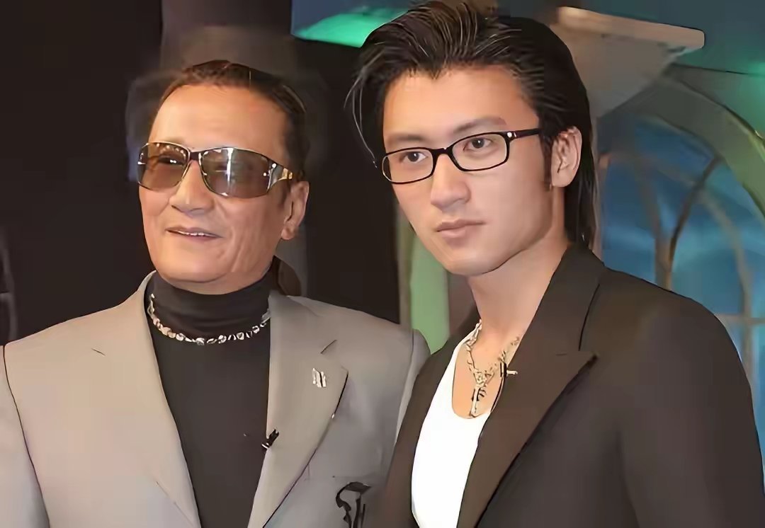 谢贤去世“四哥”谢贤去世了，儿子谢霆锋不得不停下过几天的演唱会筹备工作，紧急返回