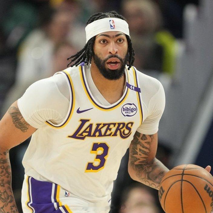 据Brett Siegel报道，在卢卡·东契奇与独行侠交易之前，湖人和凯尔特人曾