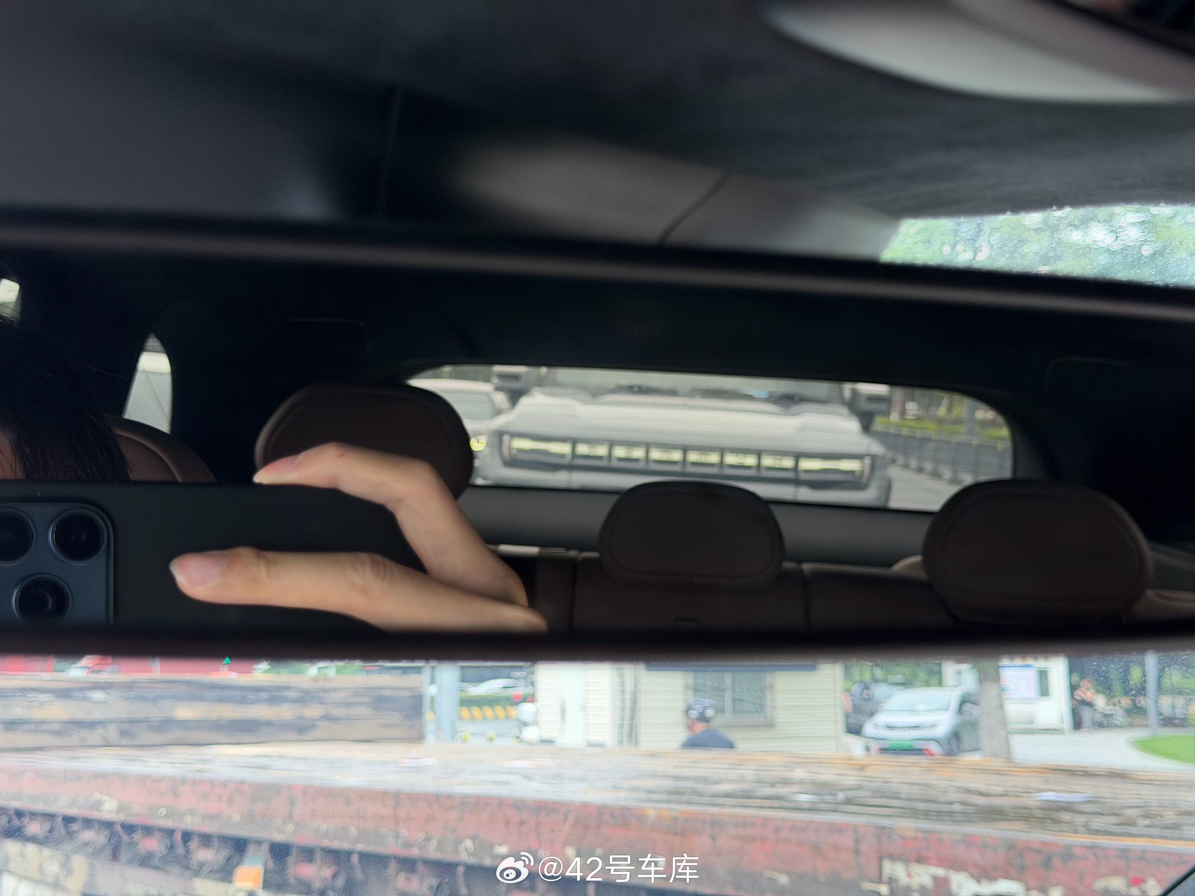 冷知识，如果在路上遇到一台悍马 EV，你大概率无法从车内后视镜看到它的车舱，只能