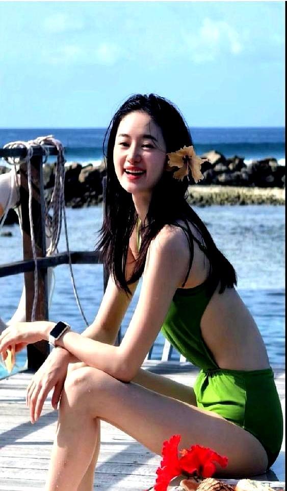 新婚之夜不入洞房，反而躲在灯下算账。郭晓婷把那个70年代女研究员的冷感演活了。她