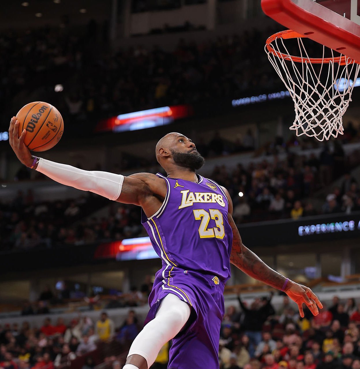 詹姆斯上半场15投9中拿下20分！湖人vs公牛41岁又见全力詹